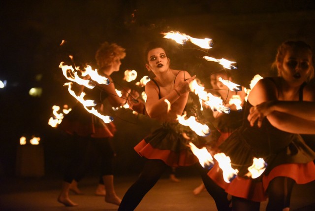 Toruń:  Fire Show na otwarcie Festiwalu Debiutantów [ZDJĘCIA]