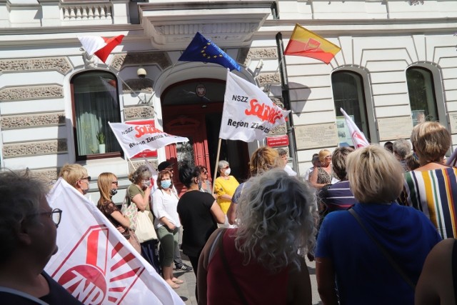 Na zdjęciu manifestacja tzw. niepedagogicznych w sprawie ich premii latem 2020 r.