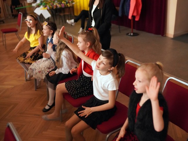 Podczas III Gminnego Konkursu „Piosenki z Uśmiechem” w Jaroszowcu, swoimi zdolnościami wokalnymi popisało się 81 wykonawców.
