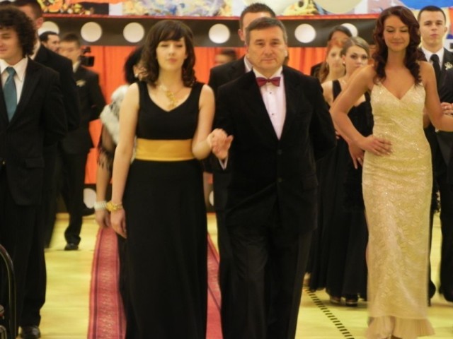 W pierwszej parze tradycyjnego poloneza tańczył dyrektor LO nr III, mgr inż. Robert Warda z przewodniczącą Samorządu Szkolnego, Nicole Mazur. Fot. Krzysztof Krzak