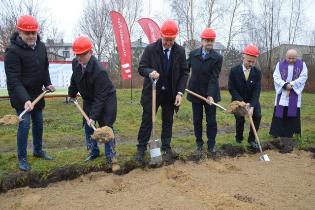 Symbolicznie nową inwestycję rozpoczęli przedstawiciele władz miasta, powiatu, wykonawcy oraz inwestora