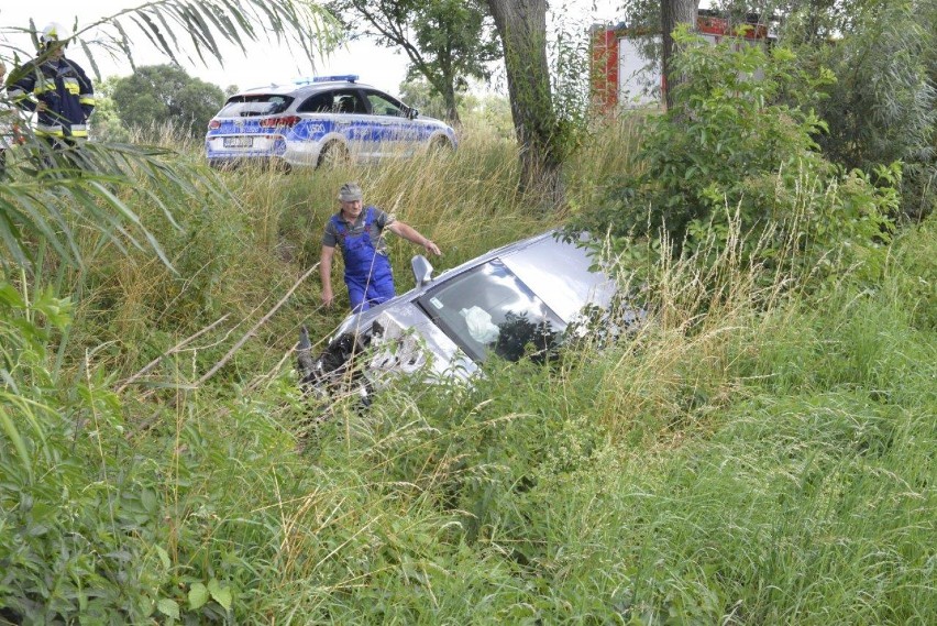 Samochód wjechał do rowu na drodze z Nielęgowa do Gryżyny [ZDJĘCIA]