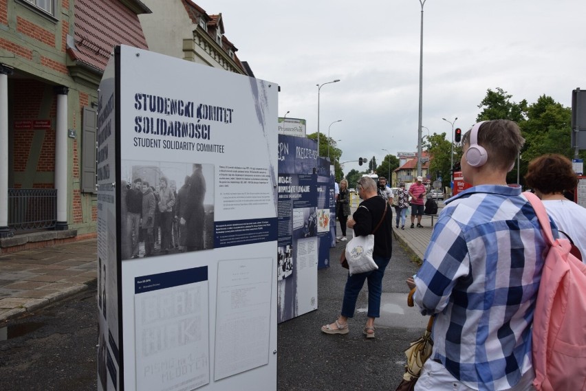 Wystawa przed Domem Wiedemanna w Pruszczu "TU rodziła się opozycja. Między Czerwcem ’76 a Sierpniem ’80” |ZDJĘCIA