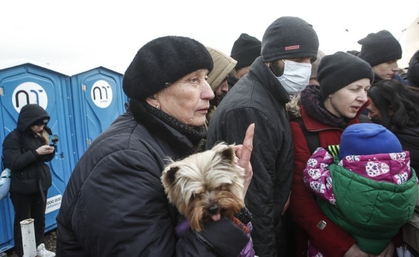 Mieszkańcy z Zaporoża w oczekiwaniu na transport do...