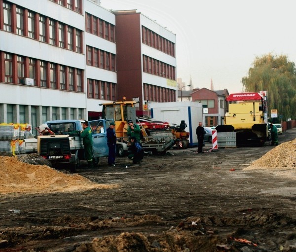 Jak długo można korzystać z takiej drogi - bez jezdni  i chodników.