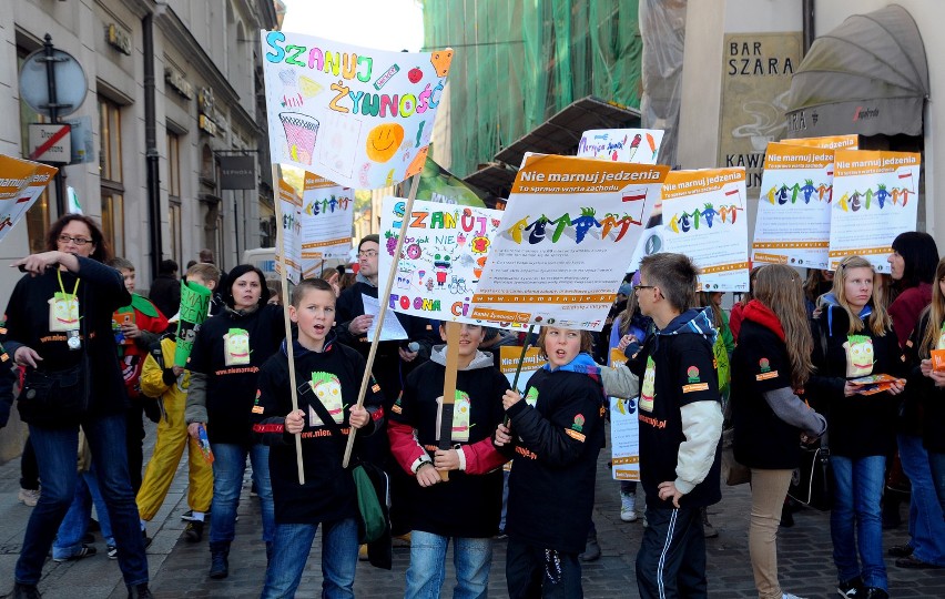 Kraków: protest przeciwko marnowaniu żywności [ZDJĘCIA]