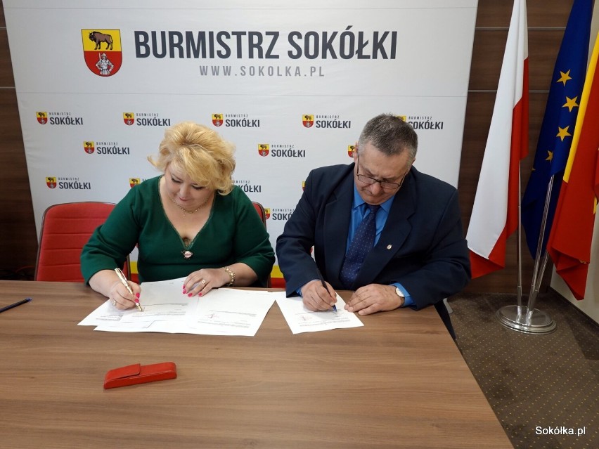 270 tysięcy złotych dla klubów sportowych. Burmistrz podpisała umowy z przedstawicielami klubów 