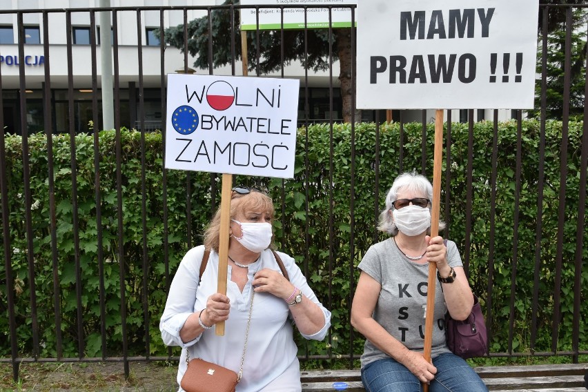 Zamość: gest poparcia dla uczestniczki zgromadzenia podczas obchodów rocznicy uchwalenia Konstytucji 3 Maja