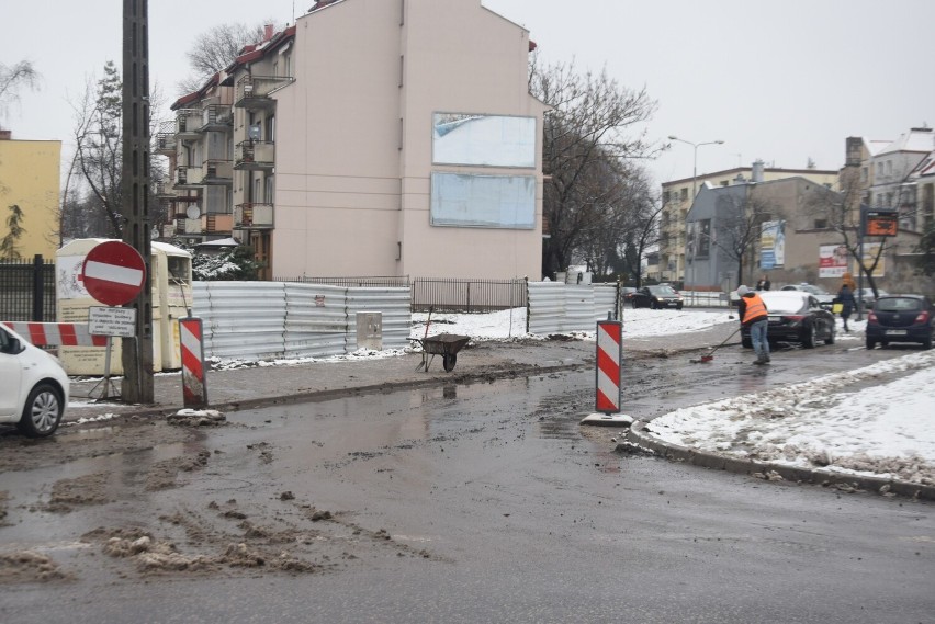 Budują ulice Zgodną i Piwną w Radomiu. Ciężki sprzęt w akcji, trwają roboty ziemne przy kanalizacji (ZDJĘCIA)