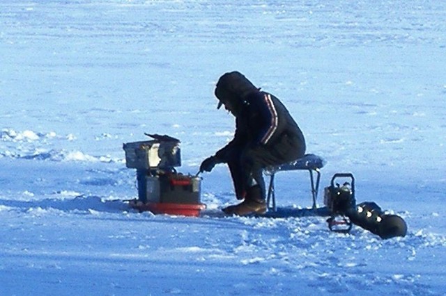 Źródło: http://commons.wikimedia.org/wiki/File:Ice_fishing-Lake_Harriet-2007-01-20.jpg