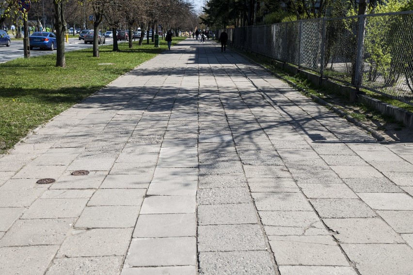 Budowa ścieżki rowerowej i remont chodnika wzdłuż Domaniewskiej. Kiedy powstaną ogłoszone w 2017 roku inwestycje? [ZDJĘCIA]
