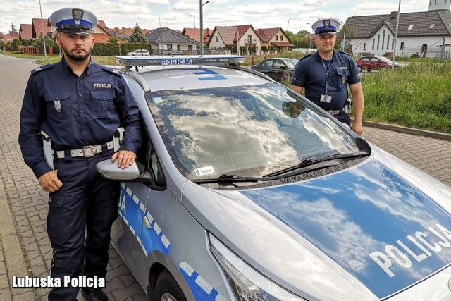 Sierż. szt. Michał Pośpiech i st. sierż. Mateusz Kuszka uratowali życie desperatowi.