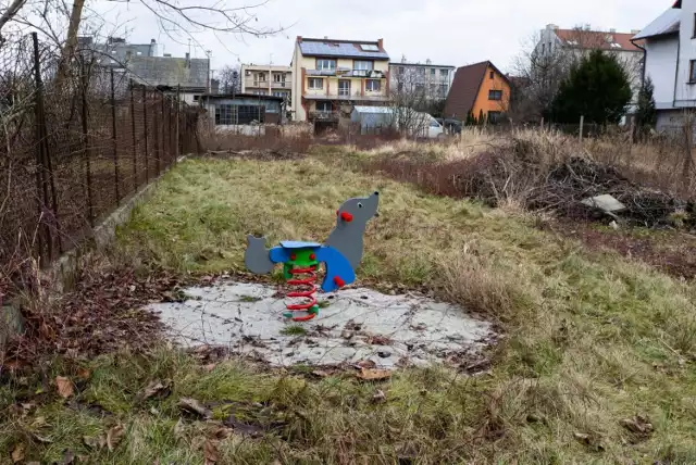 Plac zabaw z Krakowa. Przesuwaj zdjęcia w prawo, używając strzałek lub gestów.