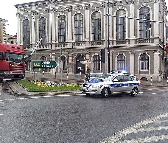 Wypadek w Jarosławiu. Tir wjechał w sygnalizator [zdjęcia]