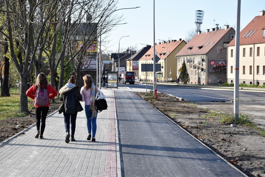 Na ul. Oleskiej w Opolu trwa układanie asfaltu oraz...