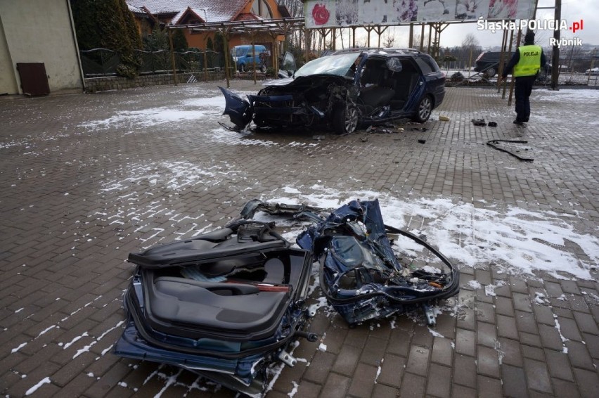 Wypadek na skrzyżowaniu Raciborskiej ze Sportową. Czołowe zderzenie. Cała rodzina w szpitalu [ZDJĘCIA AKTUALIZACJA]