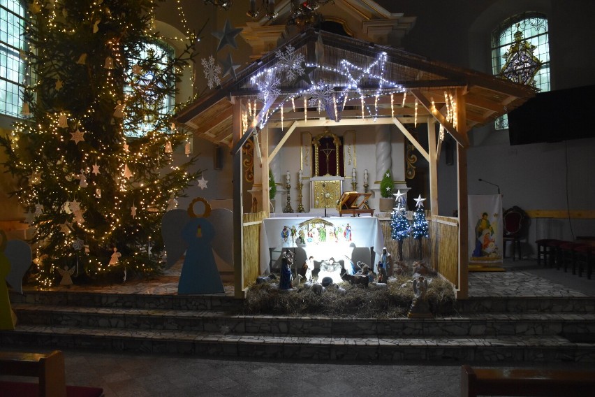 Szopka i ozdoby świąteczne w kościele parafialnym w Tuchorzy