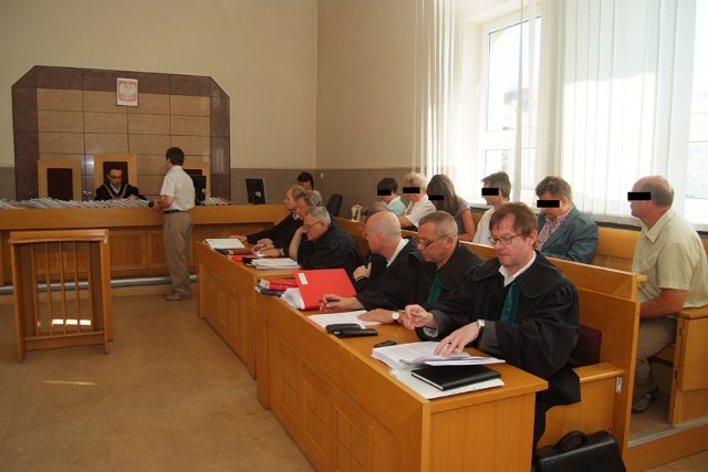 W poniedziałek na pierwszej rozprawie w sądzie rejonowym odczytano akt oskarżenia, ale sprawa dotycząca wyłudzenia dotacji z Polskiej Agencji Rozwoju Przedsiębiorczości w Warszawie trafi do Sądu Okręgowego w Łodzi.