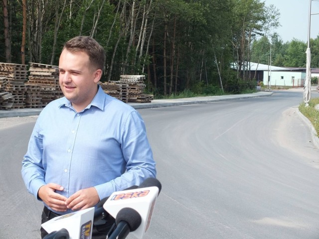 Marek Materek, prezydent Starachowic, podczas konferencji prasowej na ul. Krańcowej