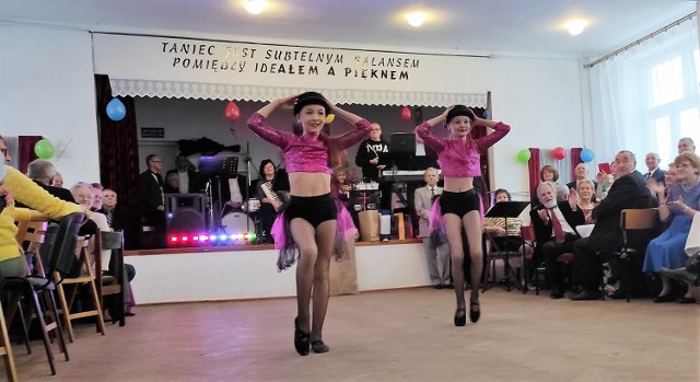 Pokaz w wykonaniu tancerzy Młodzieżowego Domu Kultury wzbudził zachwyt seniorów.
