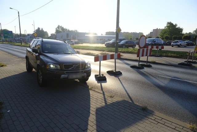 Takie wygibasy robili kierowcy, którzy - mimo znakó zakazu - chcieli pokonać ulicę Poznańską.