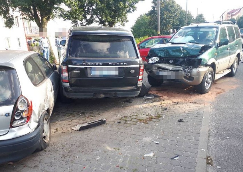 Kolizja na ul.Wschodniej w Kwidzynie. 26-latek kierujący nissanem nie zachował należytej ostrożności i uderzył w prawidłowo zaparkowane auta