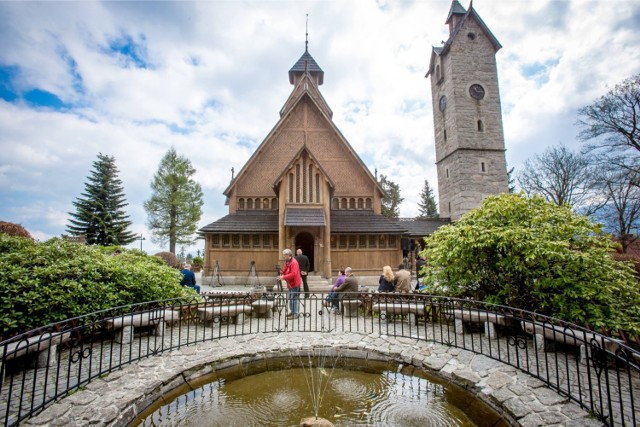 Chociaż nazwa tego budynku brzmi nieco orientalnie, pochodzi on...ze Skandynawii. Ta ewangelicka świątynia została w 1842 roku przeniesiona z Vang, miejscowości leżącej nad jeziorem Vangsmjøsa w Norwegii. Co ciekawe, przy budowie świątyni nie użyto gwoździ - cała konstrukcja opiera się na użyciu złączy ciesielskich.