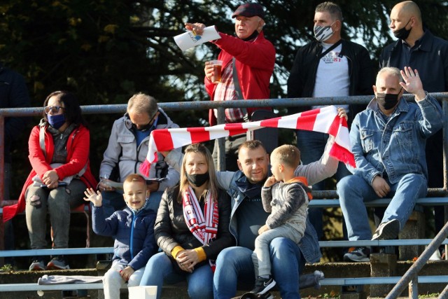 W ostatnim meczu ligowym w sezonie 2020 bydgoscy żużlowcy pewnie pokonali rywali 58:31. Kibice, którzy przyszli na stadion przy ul. Sportowej z pewnością nie narzekali; byli świadkami najwyższego w tym roku zwycięstwa Abramczyk Polonii. ZOBACZ NOWĄ PORCJĘ ZDJĘĆ Z TRYBUN Z TAMTEGO SPOTKANIA >>>>>