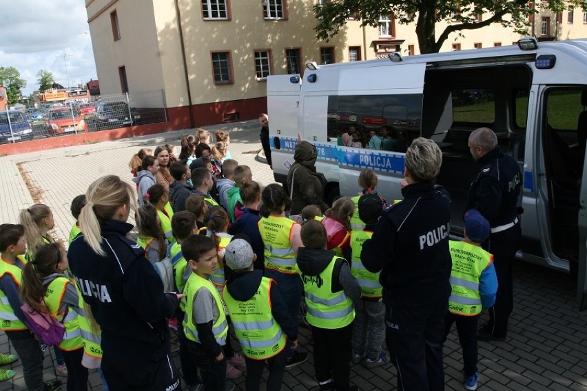 Dzieci odwiedziły komendę powiatową policji w Lęborku [ZDJĘCIA]