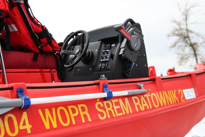 Śremski WOPR odebrał nową łódź motorowodną. Ten zakup nie tylko poprawi bezpieczeństwo nad Jeziorem Grzymisławskim i innymi akwenami
