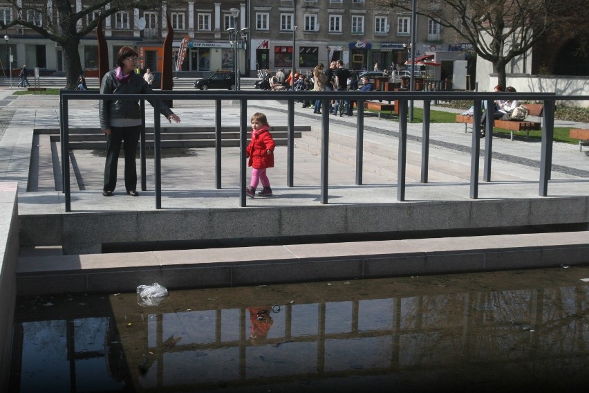 Fontanna na skwerze Pieczki w Raciborzu uśpiona a pogoda...