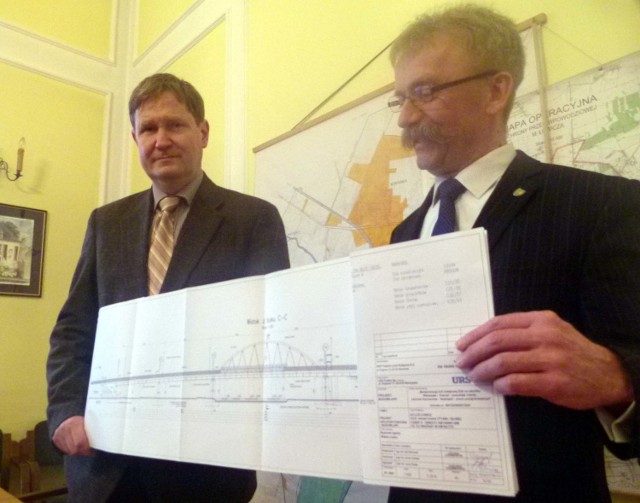 Burmistrz Krzysztof Kaliński (z prawej) i naczelnik pionu inwestycji Grzegorz Pełka z planem łowickiego wiaduktu