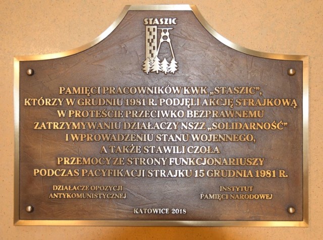 Tablica upamiętniająca strajk górników KWK „Staszic”.