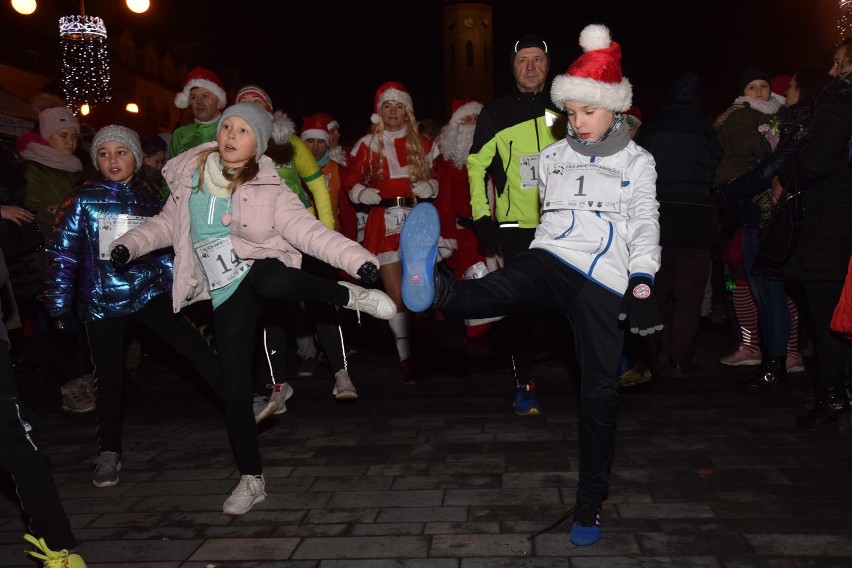 Nowy Staw. Bieg Świętego Mikołaja odbył się po raz pierwszy [ZDJĘCIA]. Biegali i szli ulicami miasta