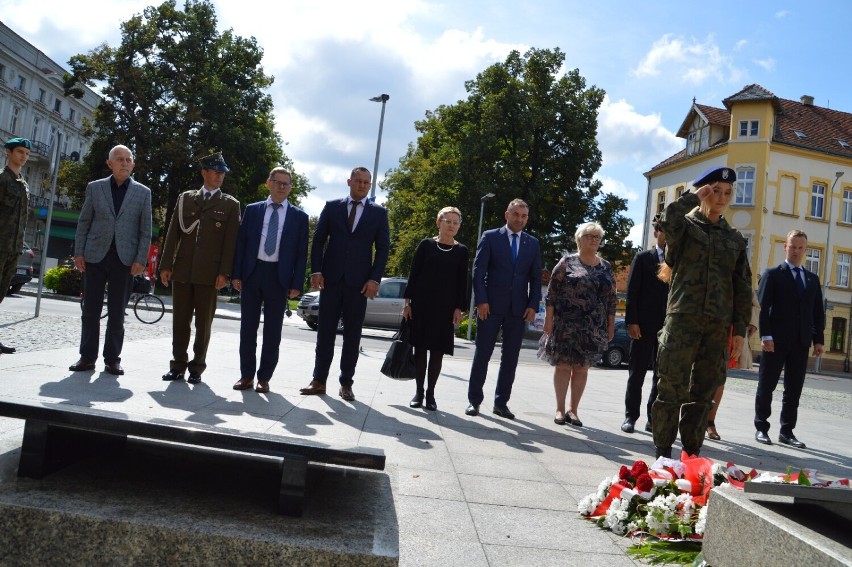 Pod Pomnikiem Żołnierza Polskiego złożono dziś (01.09.2021) kwiaty. W ten sposób upamiętniono 82. rocznicę wybuchu II Wojny Światowej [FOTO]