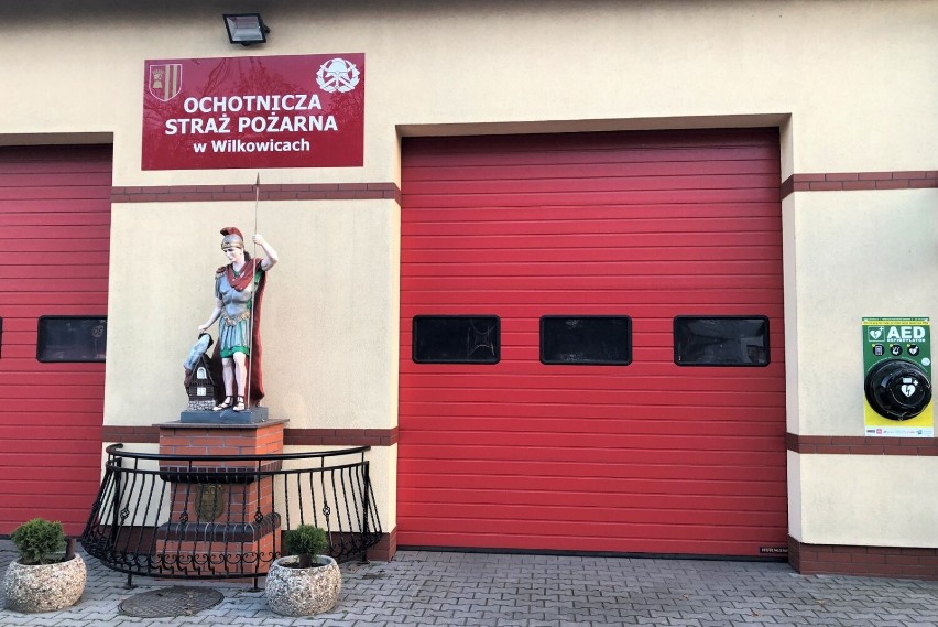 Defibrylator AED w Wilkowicach pomógł uratować życie. Teraz z obsługi urządzenia ratującego życie przeszkolą mieszkańców Wilkowic