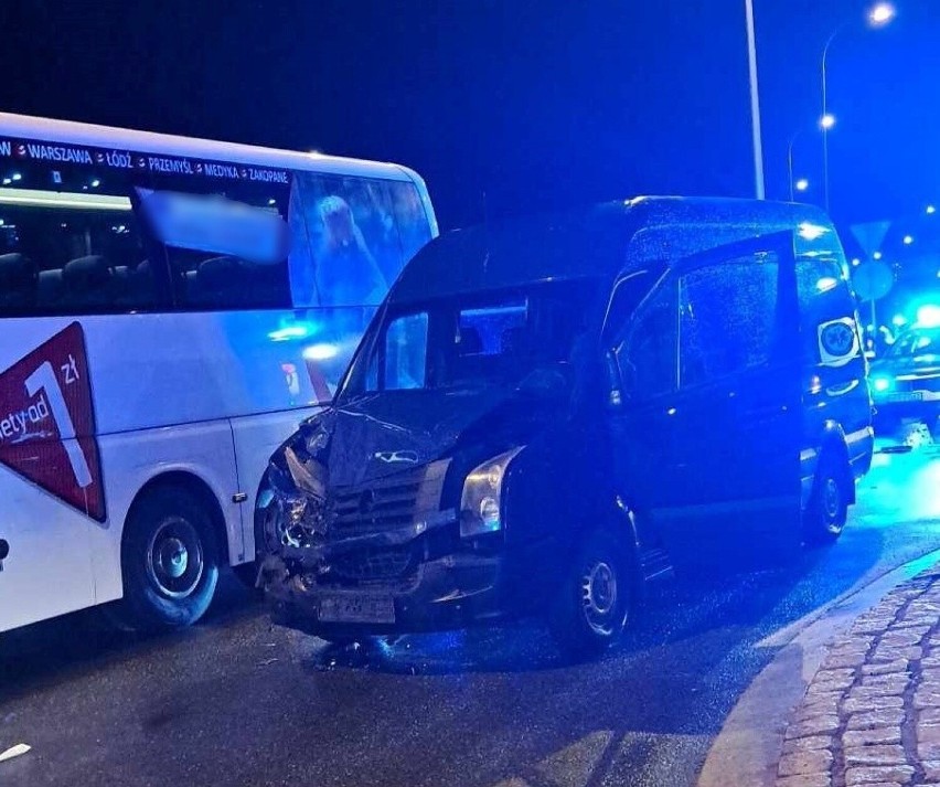 Wypadek w Przemyślu. Na ul. Lwowskiej bus uderzył w autokar. Są ranni [ZDJĘCIA]