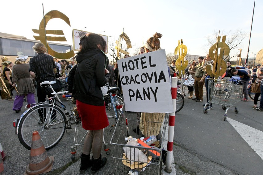 Kraków: "Parada Chciwości" w obronie hotelu Cracovia [ZDJĘCIA]