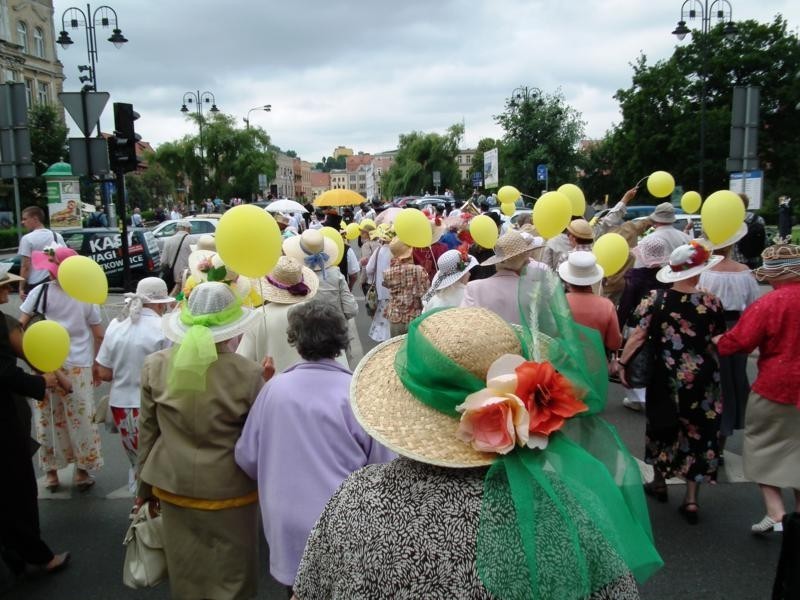 Seniorzy się bawią: Słońca w kapeluszu pełne animuszu