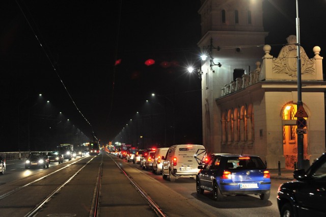 Korek na Moście Poniatowskiego. Trasę blokuje zepsuty autobus.