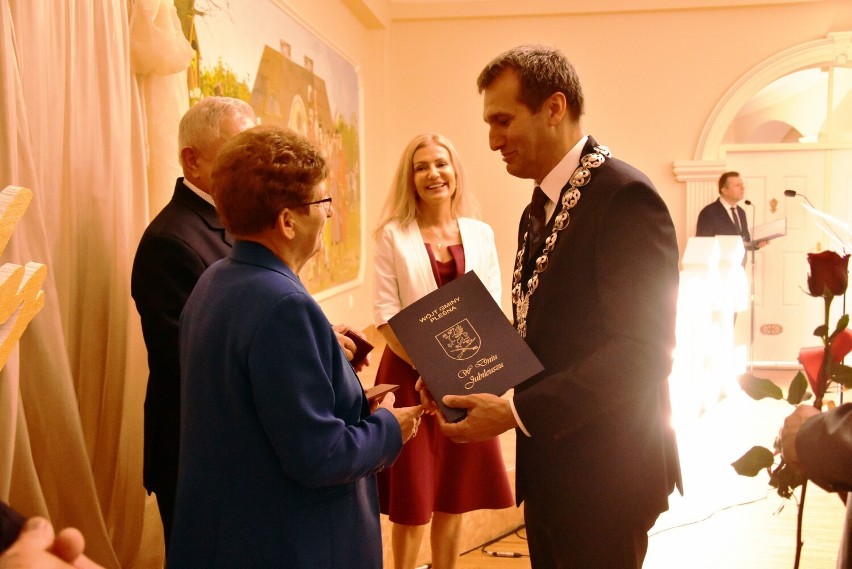 Złote Gody w gminie Pleśna. Jubilaci odebrali medale, przyznane przez prezydenta RP, moc ciepłych słów i wysłuchali koncertu chóru