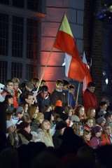 Wspólne Śpiewanie Pieśni Patriotycznych w Gdańsku. Koncert przed Dworem Artusa [ZDJĘCIA/ WIDEO]