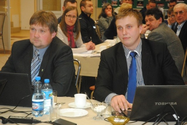 Najmłodszym radnym powiatu kościańskiego jest Mateusz Nejranowski (po prawej)