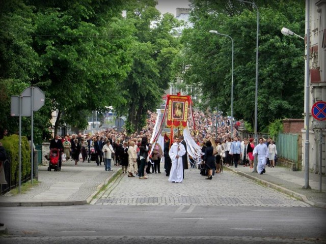 Tak wyglądały procesje w poprzednich latach. W tym roku Boże Ciało z powodu pandemii koronawirusa będzie wyglądać inaczej. Procesje będą się odbywać wokół kościołów.