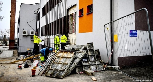 Budowa windy realizowana jest terminowo. Aktualnie trwa proces wysychania betonu.