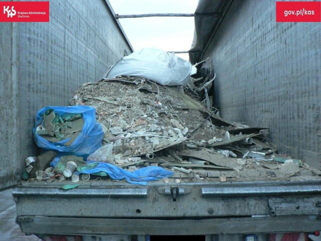 Ciężarówka była załadowana zmieszanymi odpadami