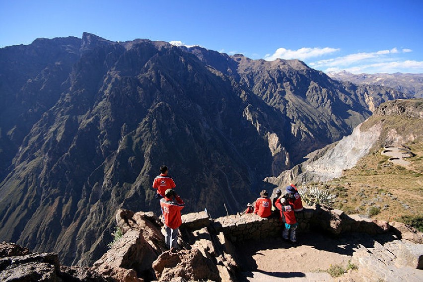 Colca Condor 2009, pierwsza grupa rusza na dno kanionu, 17...