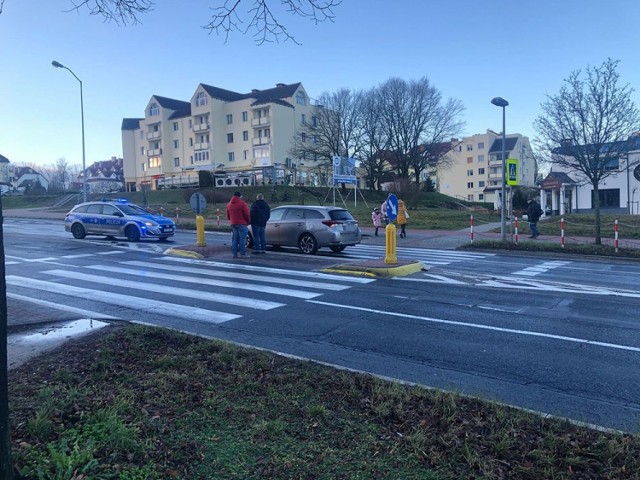 Zdarzenie miało miejsce w środę, 5 lutego. 
O wypadku, do którego doszło na ul. Wyszyńskiego, poinformował nas Czytelnik. Na miejscu interweniowała policja, były również utrudnienia w ruchu. 

- Doszło do potrącenia nieletniego na hulajnodze – mówi podinsp. Małgorzata Stanisławska, rzeczniczka zielonogórskiej policji. 

Trwa ustalanie przyczyn zdarzenia. 



Polecamy wideo: Mężczyzna i kobieta w czasie interwencji domowej rzucili się na policjantów. On szczuł psem, ona zaatakowała szkłem
