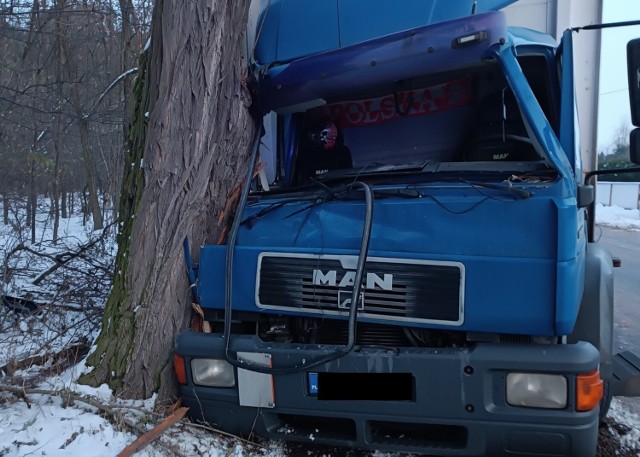 Wypadek w Gołuchowie. Kierowca samochodu osobowego nie dostosował prędkości do panujących warunków i uderzył w drzewo