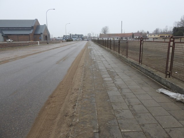 Ulica Targowa, na którą zwrócił uwagę Czytelnik jest nieposprzątana po zimie. Piasek, którym posypywano chodniki i drogę zalega tworząc wrażenie wielkiego pozimowego bałaganu.